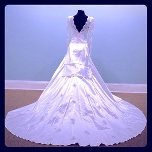 Luxury VTG 80’s Crystal& lace wedding gown & trane trimmed satin Sz 6